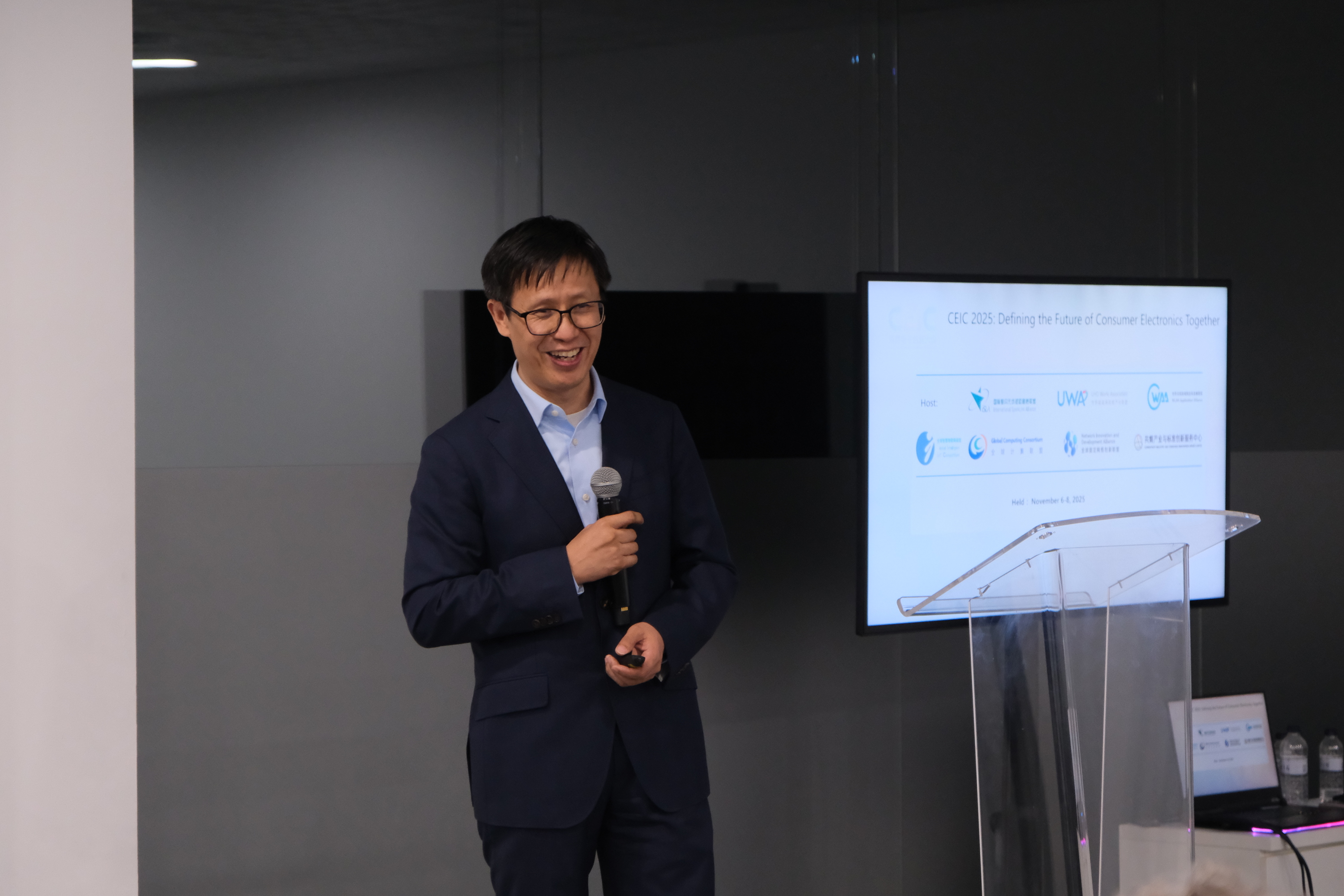 CEIC组委会负责人杨涛，以《产业协同与全球链接：下一代智能设备生态的入口》为题发表演讲